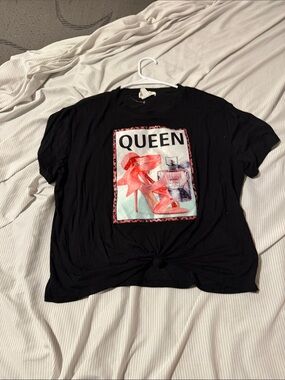 Que Graphic Knot-Front Short Sleeve Tee in Black with Pink Accents